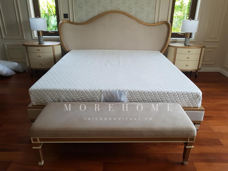 Việc thi công một sofa cuối giường tân cổ điển tô điểm để trang trí không gian, phù hợp với nhu cầu sử dụng của gia chủ.